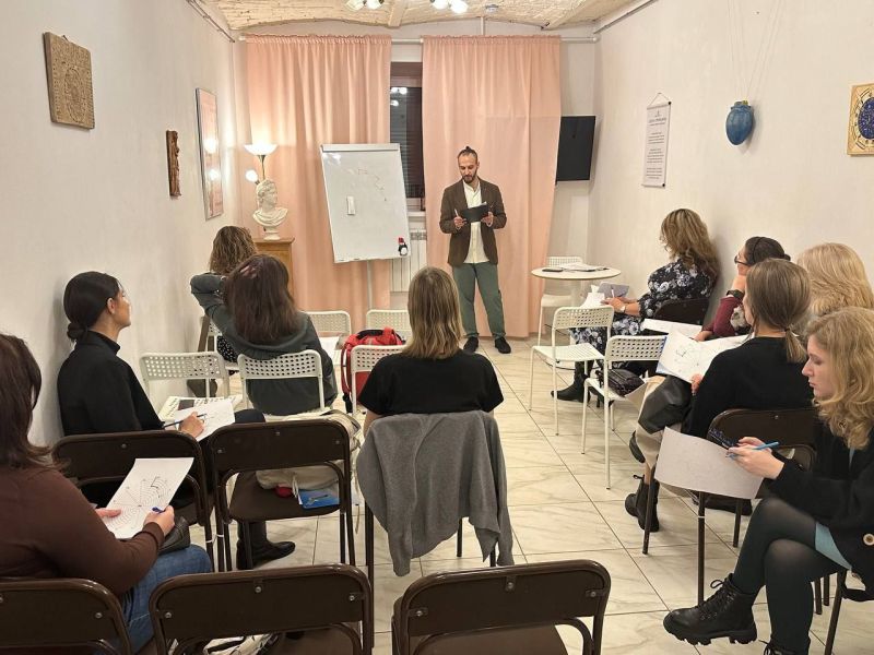 Через лабиринт на практикум, далее на волонтёрскую акцию Через лабиринт на практикум, далее на волонтёрскую акцию